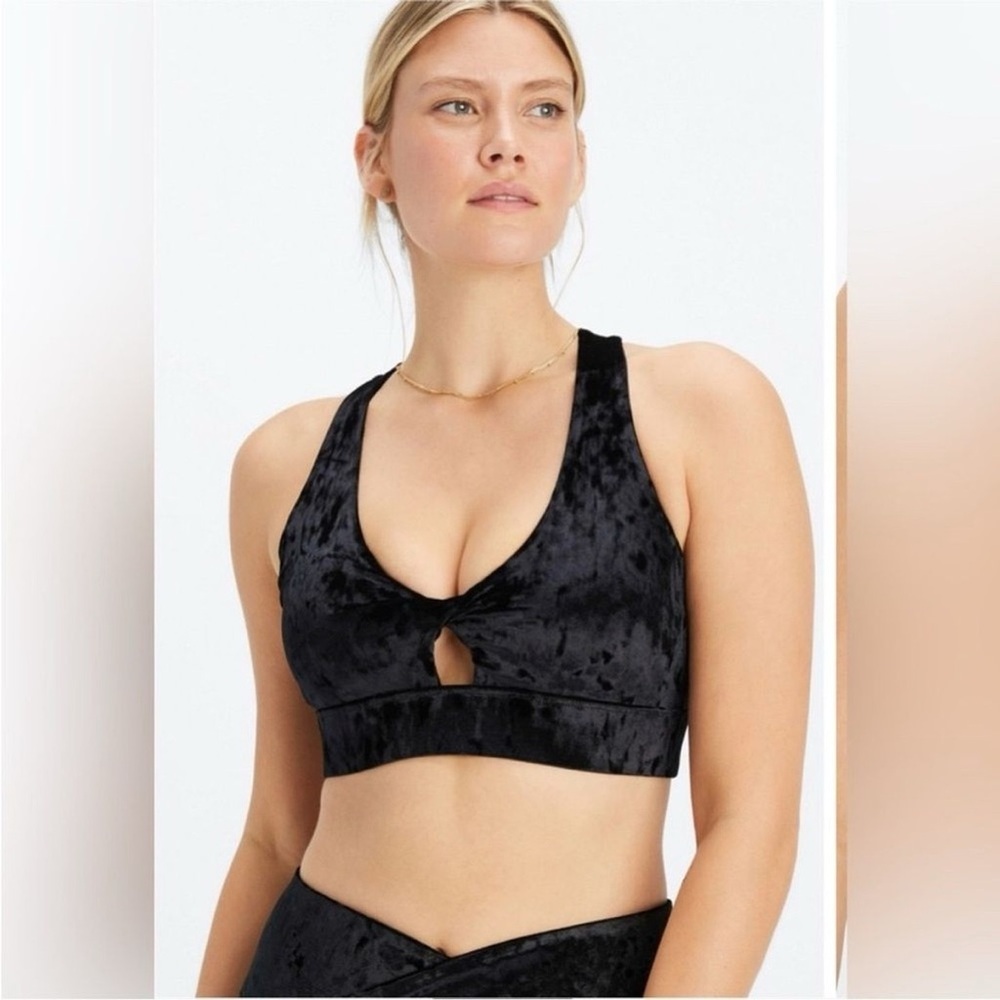 NWT Fabletics Oasis Crushed Velour Twist Sports Bra Black sz sm